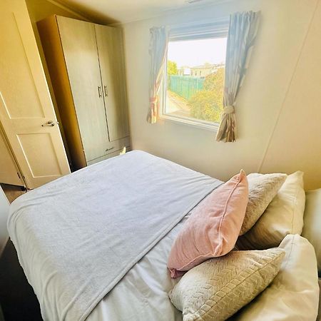 Great 8 Berth Caravan For Hire At Seawick Holiday Park In Essex Ref 27227Sw Clacton-on-Sea Eksteriør billede