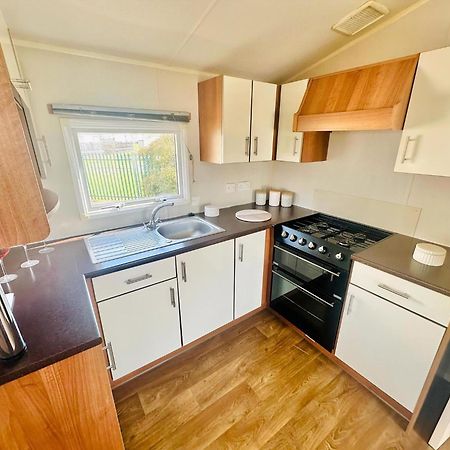 Great 8 Berth Caravan For Hire At Seawick Holiday Park In Essex Ref 27227Sw Clacton-on-Sea Eksteriør billede