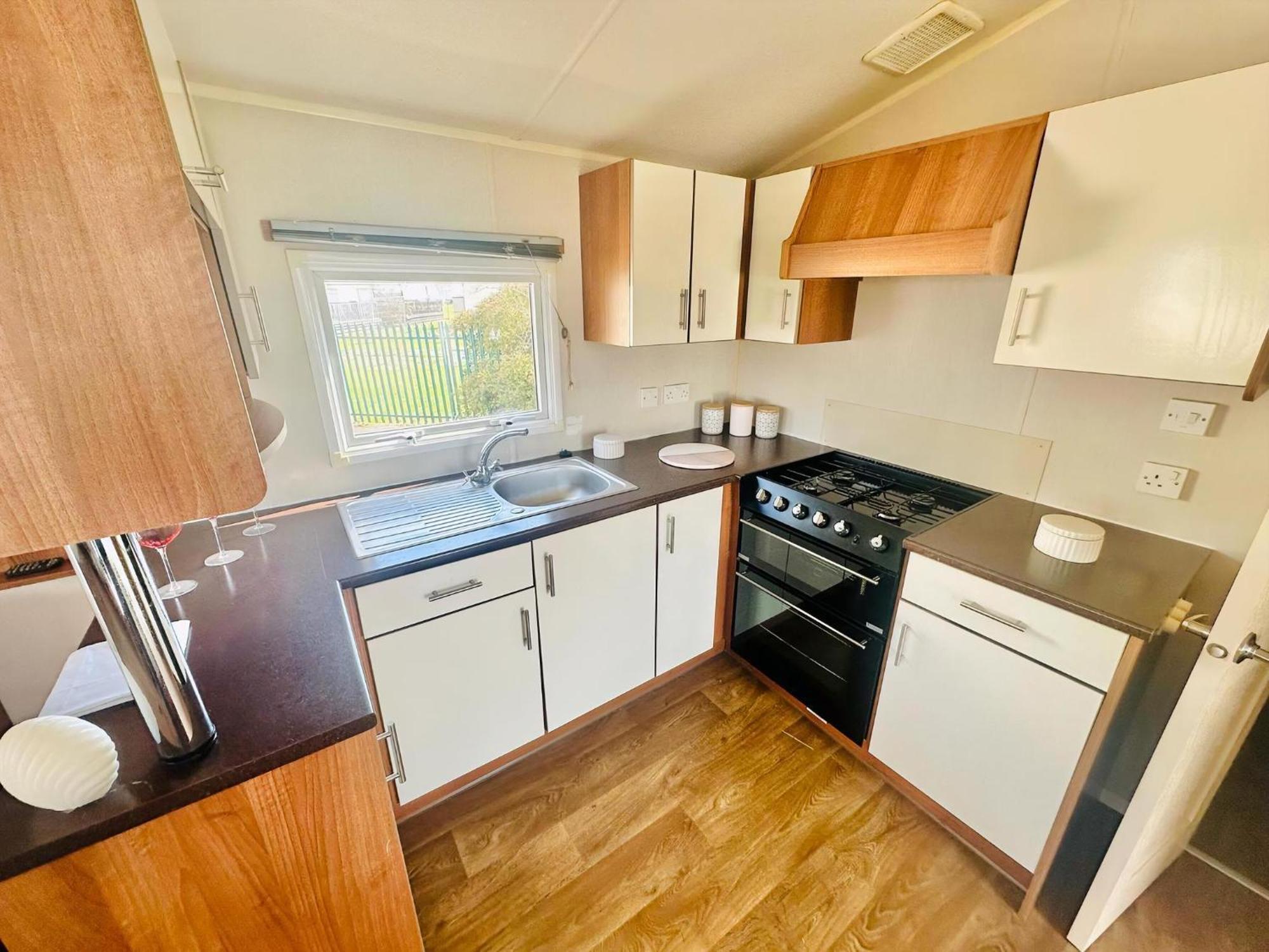 Great 8 Berth Caravan For Hire At Seawick Holiday Park In Essex Ref 27227Sw Clacton-on-Sea Eksteriør billede